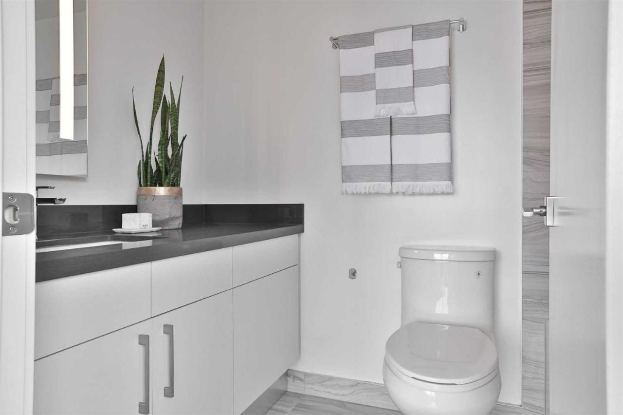 2 Bedroom Plus Den Condo トロント エクステリア 写真