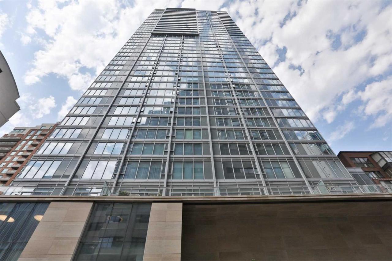 2 Bedroom Plus Den Condo トロント エクステリア 写真