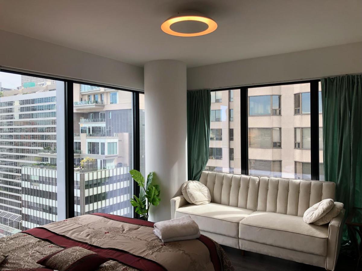 2 Bedroom Plus Den Condo トロント エクステリア 写真