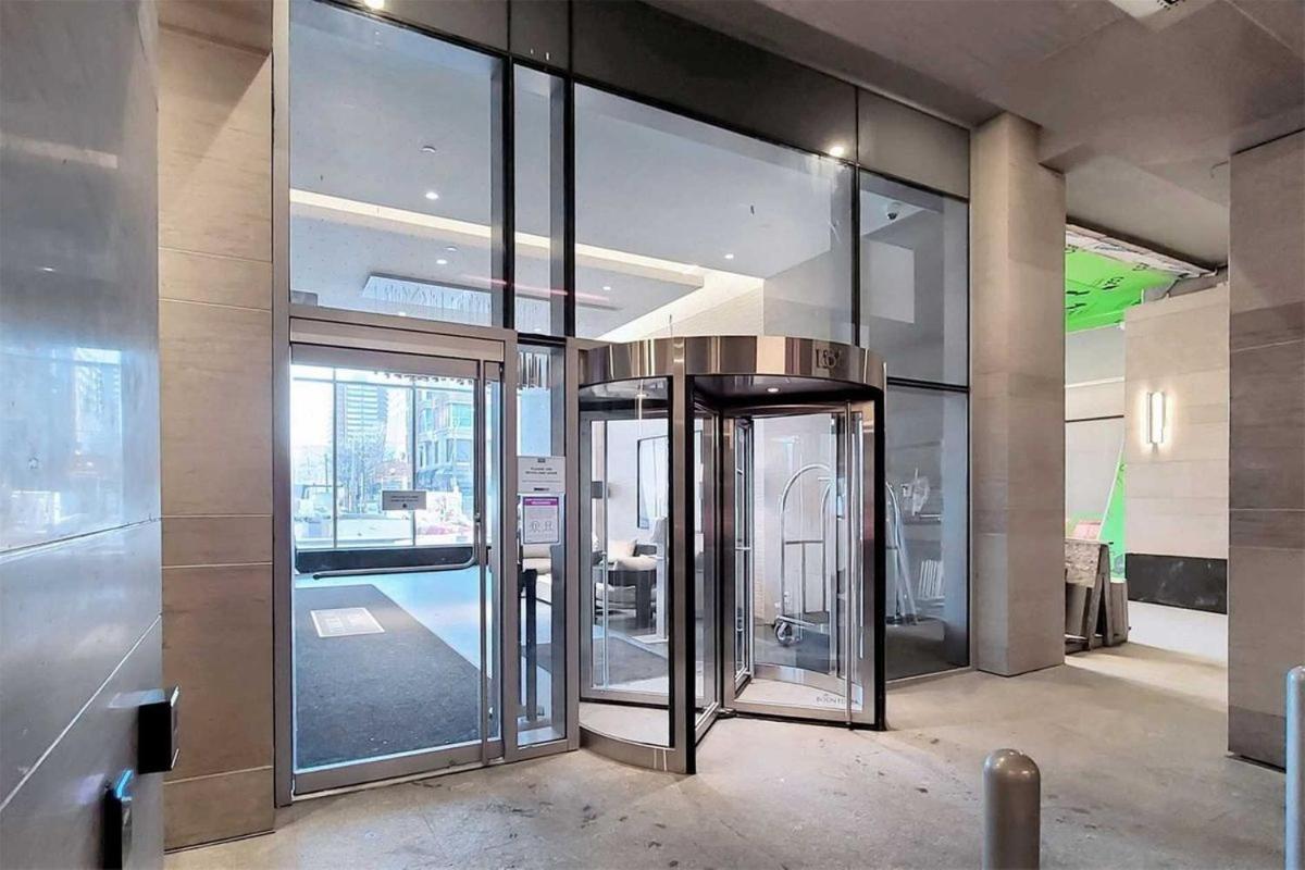 2 Bedroom Plus Den Condo トロント エクステリア 写真