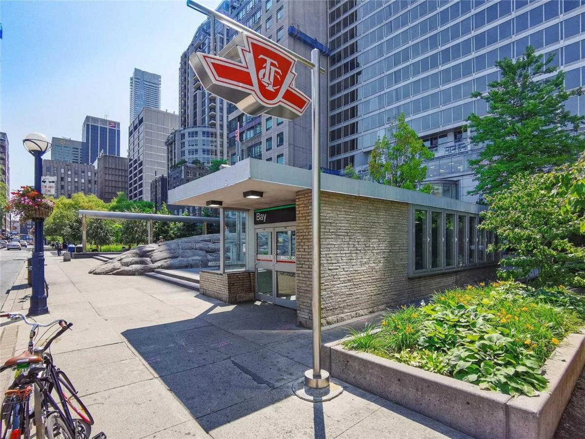 2 Bedroom Plus Den Condo トロント エクステリア 写真