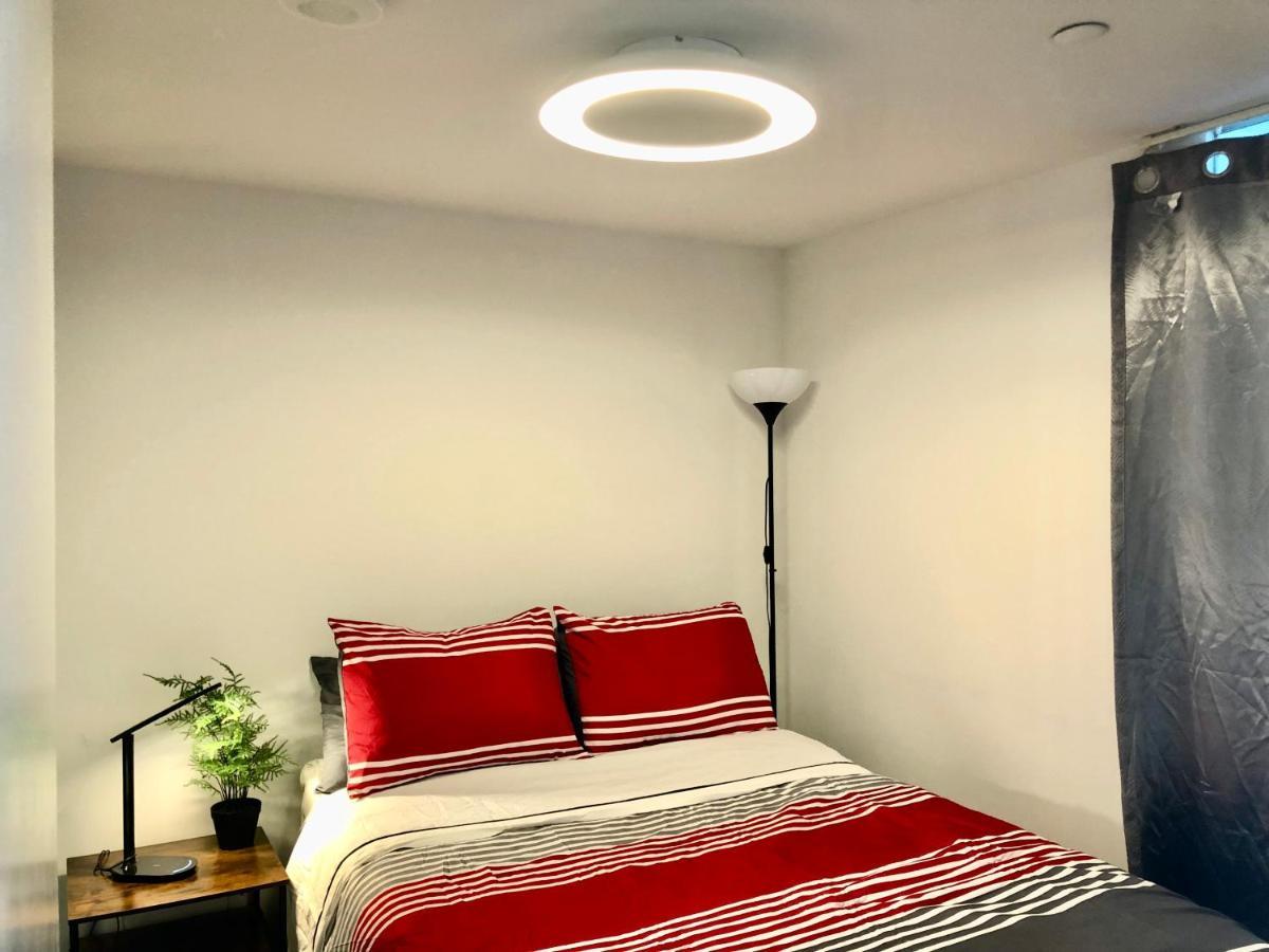 2 Bedroom Plus Den Condo トロント エクステリア 写真