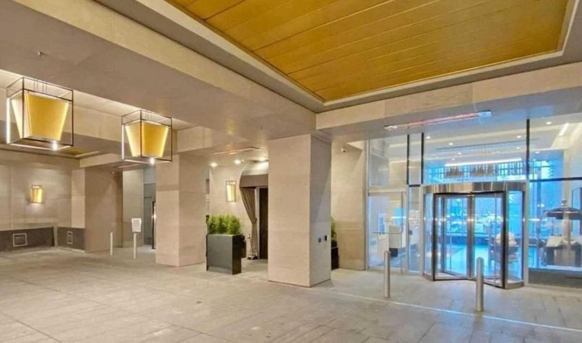 2 Bedroom Plus Den Condo トロント エクステリア 写真