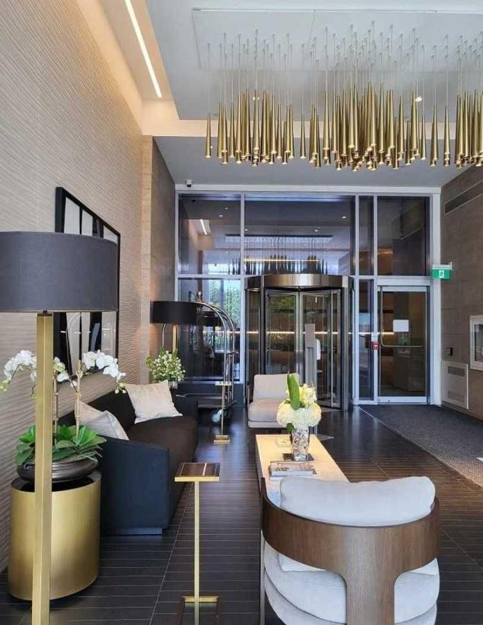 2 Bedroom Plus Den Condo トロント エクステリア 写真